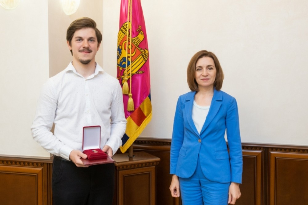 Maia Sandu i-a înmânat titlul de „Maestru în Arte” tânărului acordeonist Radu Rățoi